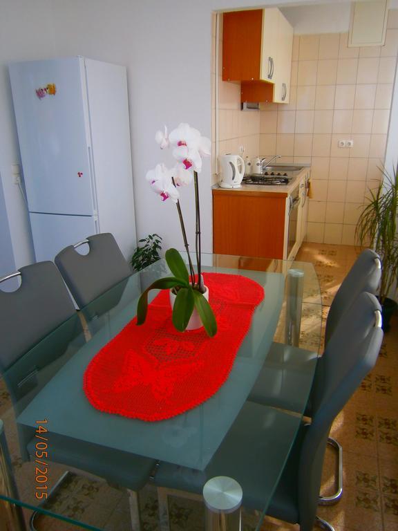 Apartments Tri Palme Baska Voda Bilik gambar