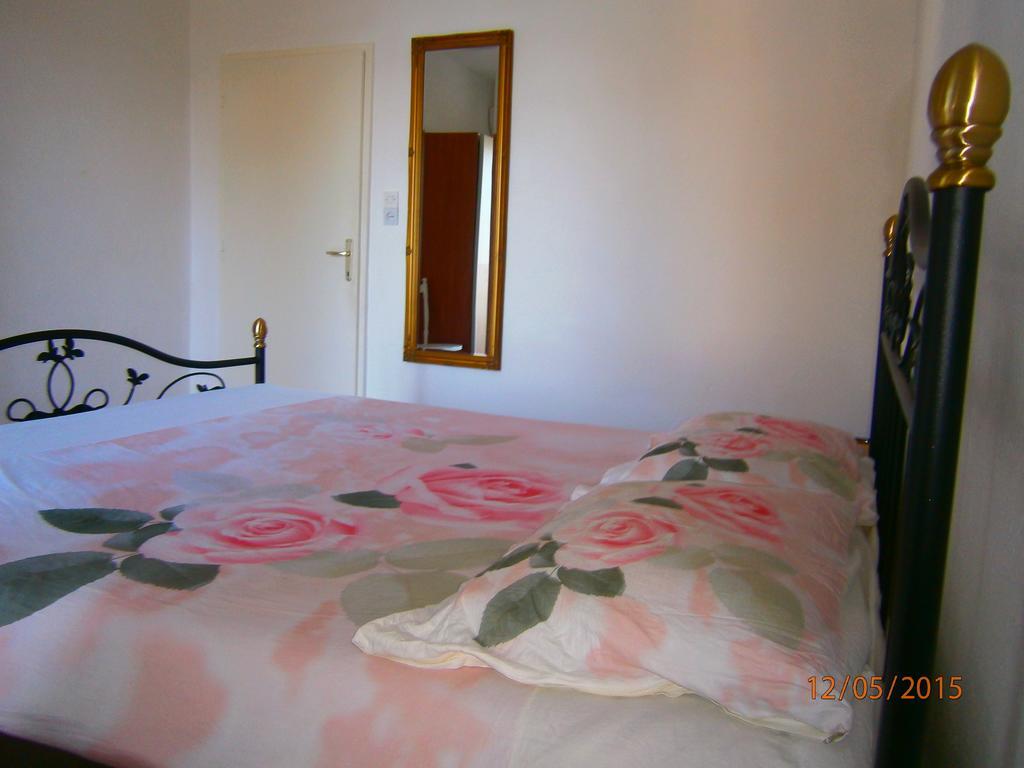 Apartments Tri Palme Baska Voda Bilik gambar